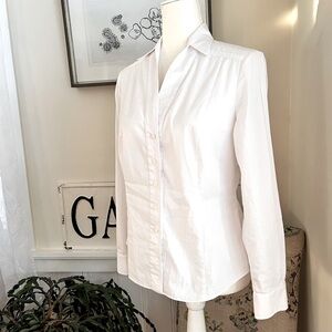 TAHARI White button front blouse